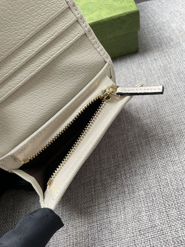 グッチ財布コピー着用イメージ